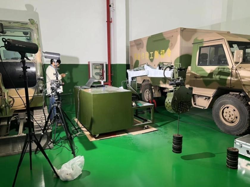 dic三维全场应变测量系统用于机械臂全伸展重载效应下全场变形DIC分析.jpg dic三维全场应变测量系统用于机械臂全伸展重载效应下全场变形DIC分析.jpg