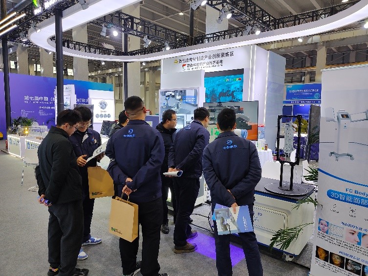 成都国际3D打印展新拓三维展位参观人群络绎不绝.jpg 成都国际3D打印展新拓三维展位参观人群络绎不绝.jpg