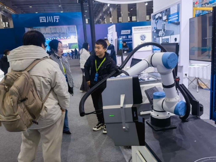 成都国际3D打印展新拓三维展位参观人群络绎不绝.jpg 成都国际3D打印展新拓三维展位参观人群络绎不绝.jpg